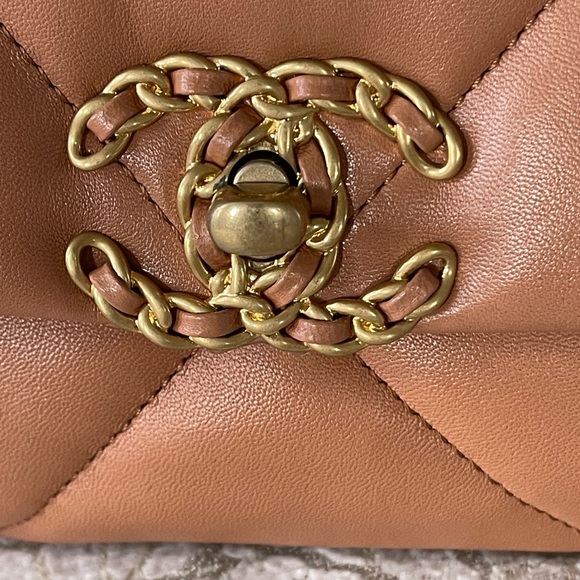 Chanel 19 small 21K caramel in brand new condition. It’s a full set - Picture 2 of 16